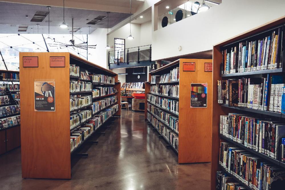 Most libraries have microfiche readers that allow visitors to access archives of newspapers and other documents.