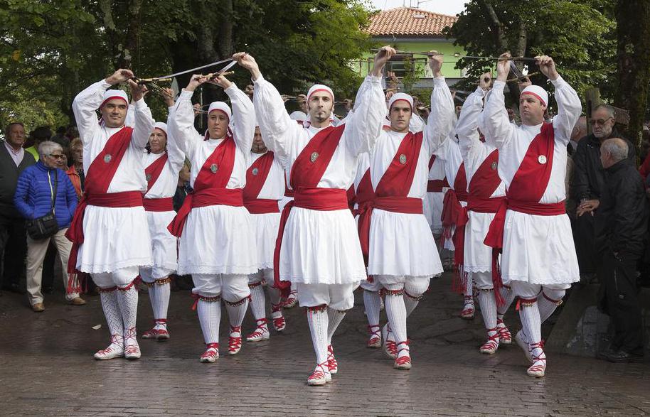 Viral videos may contain shocking or extremely interesting themes, like sword dancing, that are shared on social networks.