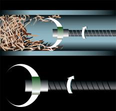 水管工的蛇有助于清除堵塞排水管的物体。