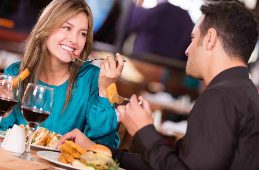 People who meet through the Internet should plan a first date around a public activity.