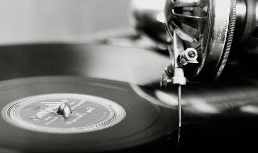 Sapphire record player needles are ideal for playing old 78s.