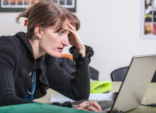 There are many symptoms that occur as a result of eye strain from computer screens.