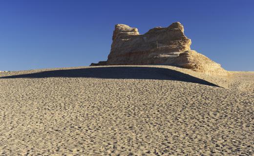 Geologists use simulation modeling to determine how wind erosion created the crests and ridges of a yardang.