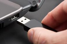 什么是闪存驱动器腕带？ （附图）